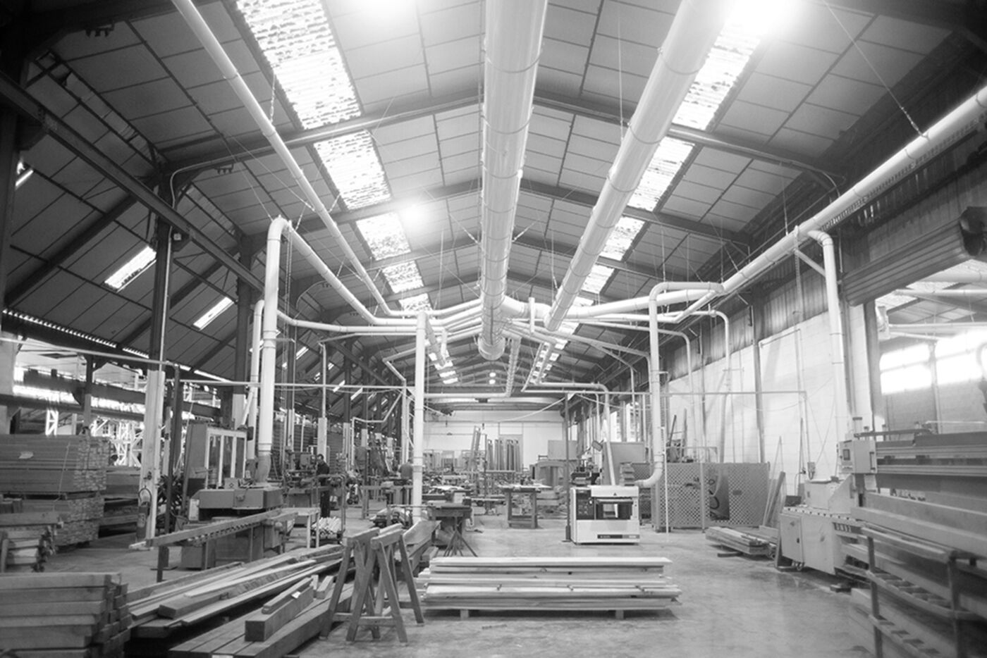 Compagnon tenant une pièce de bois