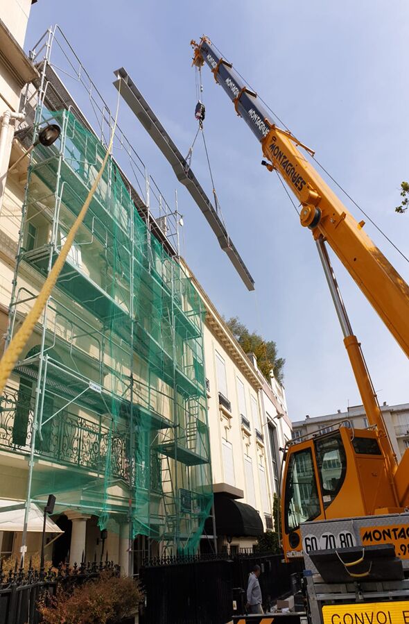 Surélévation d'une maison sous échafaudage