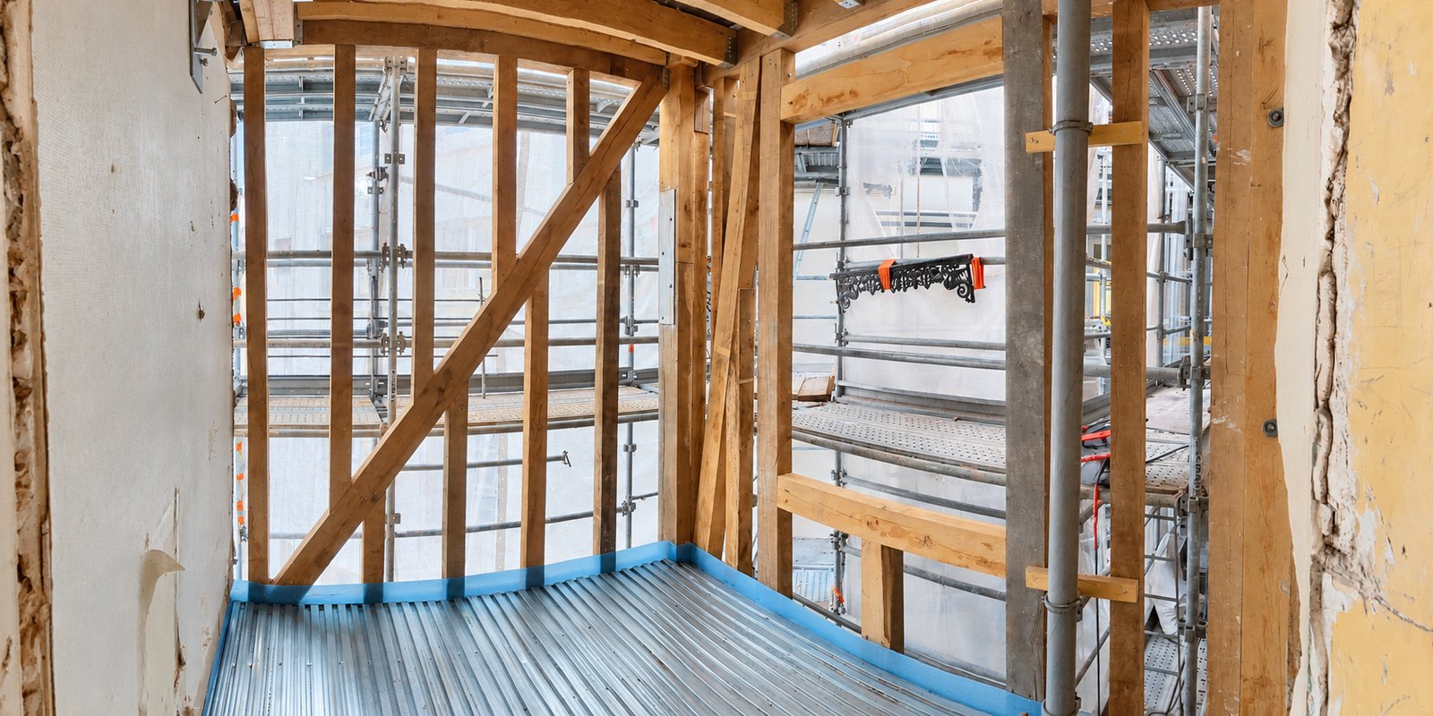 Pan de bois reconstruit et plancher en bac acier