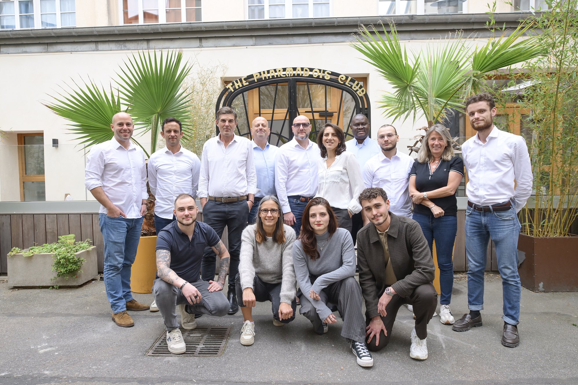 L'équipe du Groupe Pharmabois réunie devant l'entrée « The Pharmabois Club »