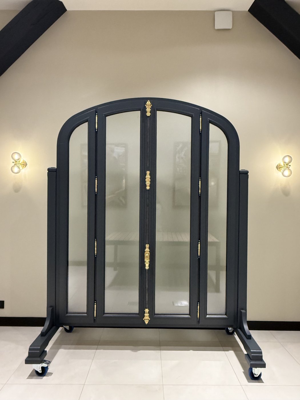 Fenêtre cintrée sur mesure à quatre vantaux, exposée dans notre showroom