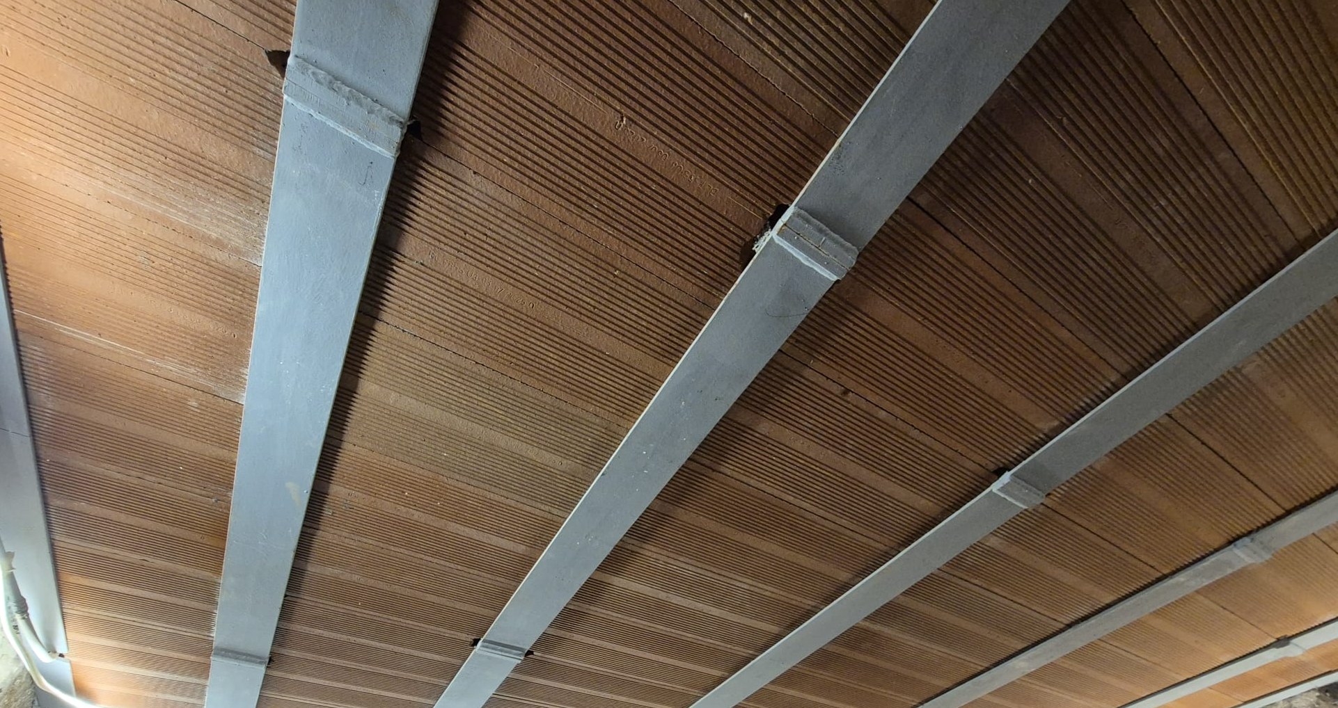 Plancher en poutrelles métalliques et hourdis de terre cuite