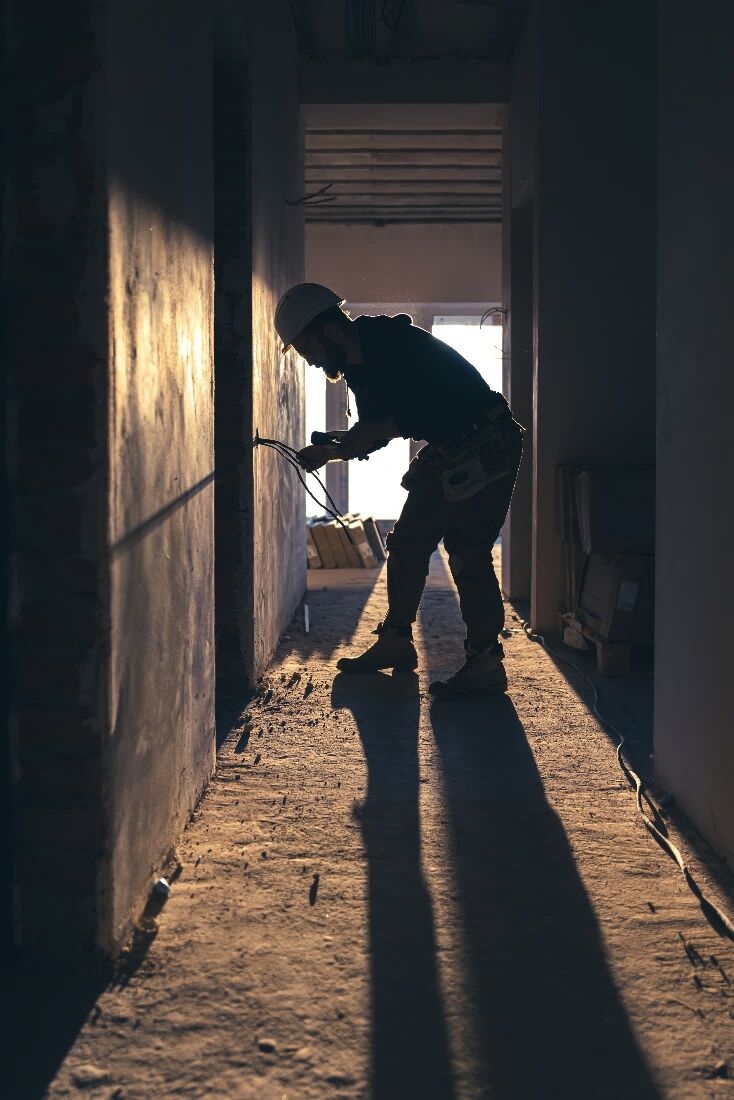 Maçon au travail sur un mur