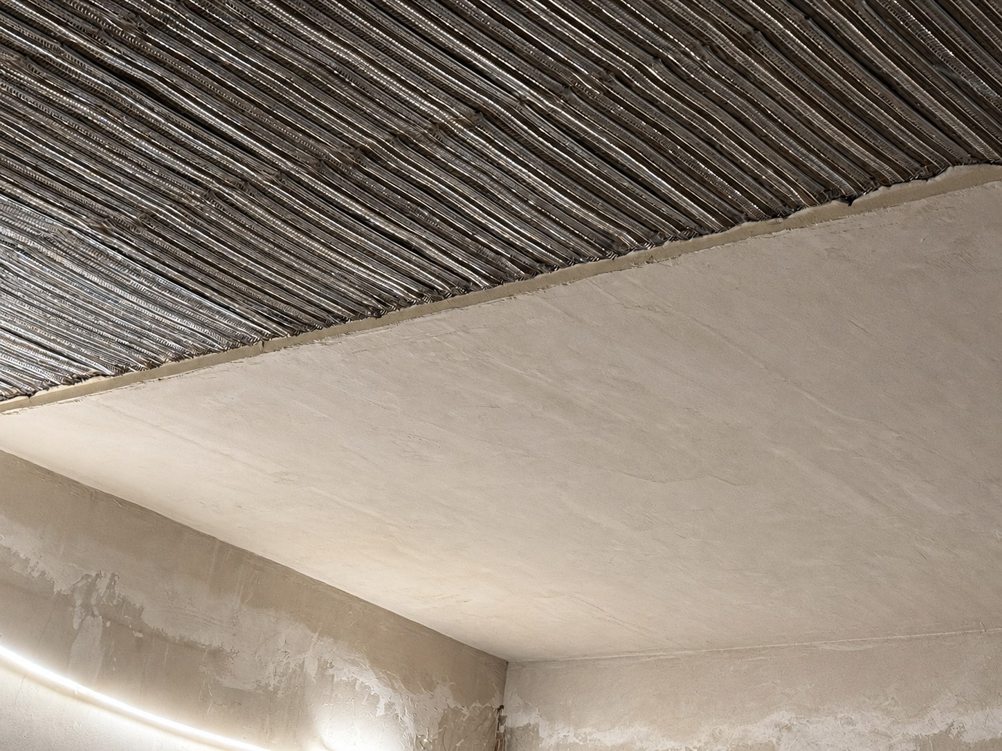 Plafond en plâtre en cours de réalisation sur son lattis