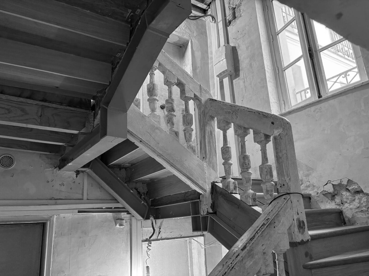 Escalier ancien en bois à balustres