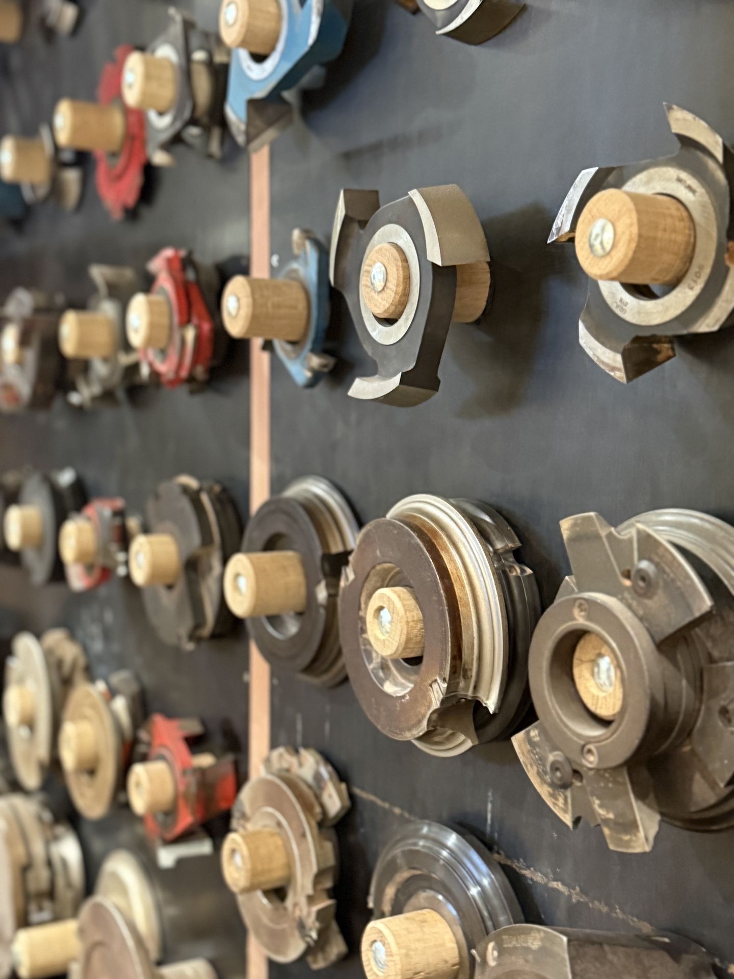 Mur de fers de toupie dans l'atelier de menuiserie Pharmabois