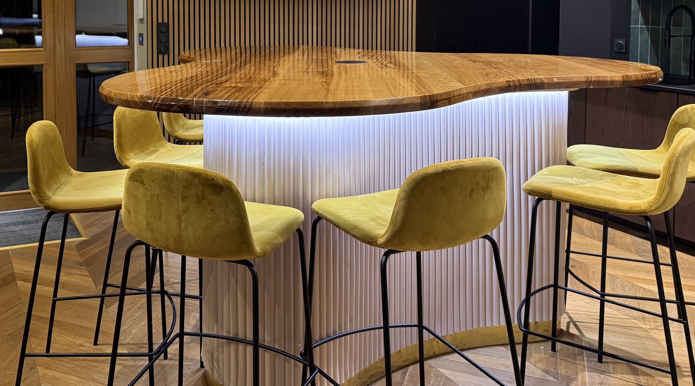 Table haute sur mesure, plateau en bois massif aux formes libres