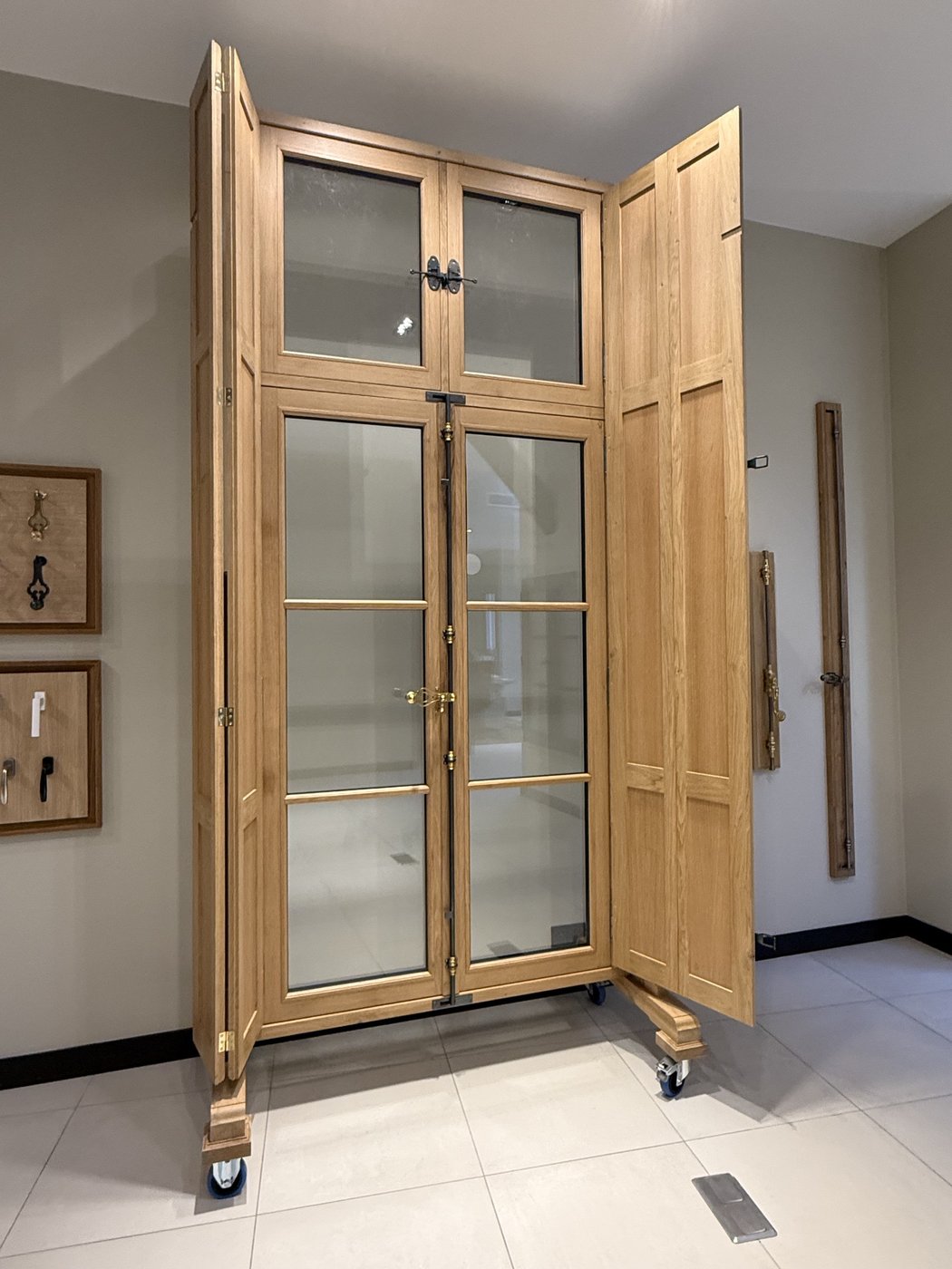 Porte-fenêtre en chêne exposée dans notre showroom