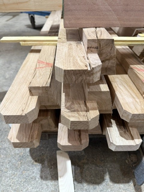 Débit des pièces de chêne à l'atelier