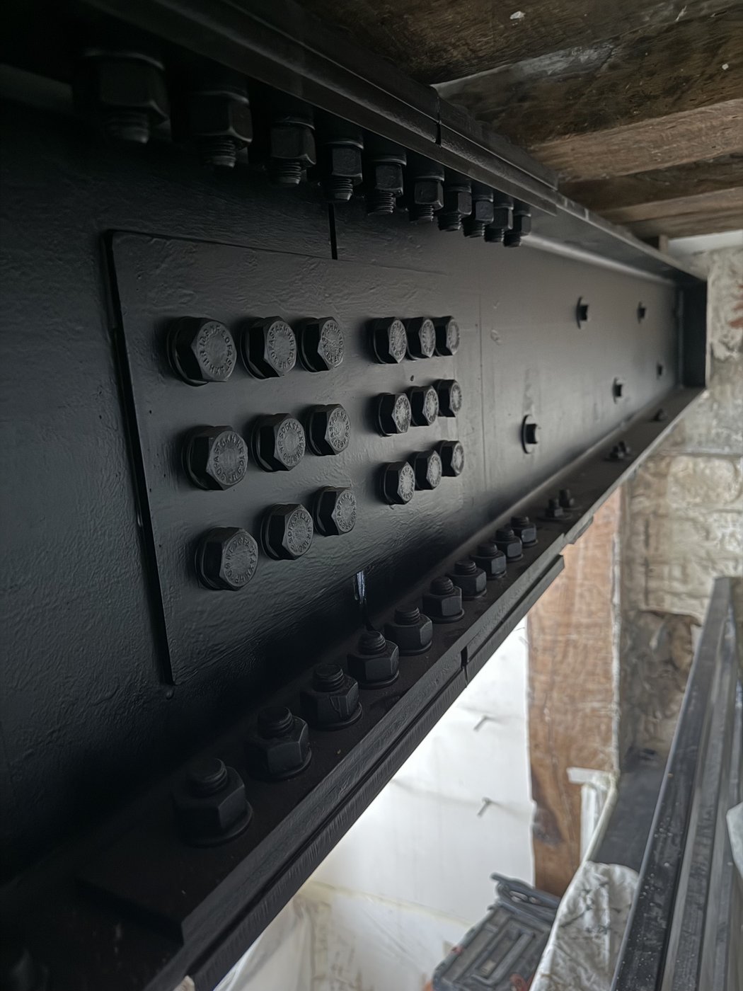 Poutre métallique boulonnée sous un plancher ancien